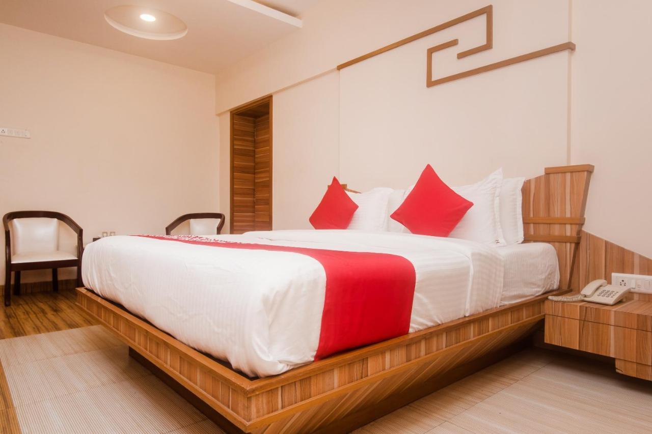 Vaccinated Staff - Capital O 13823 Hotel Praveen International Ulhasnagar Екстер'єр фото