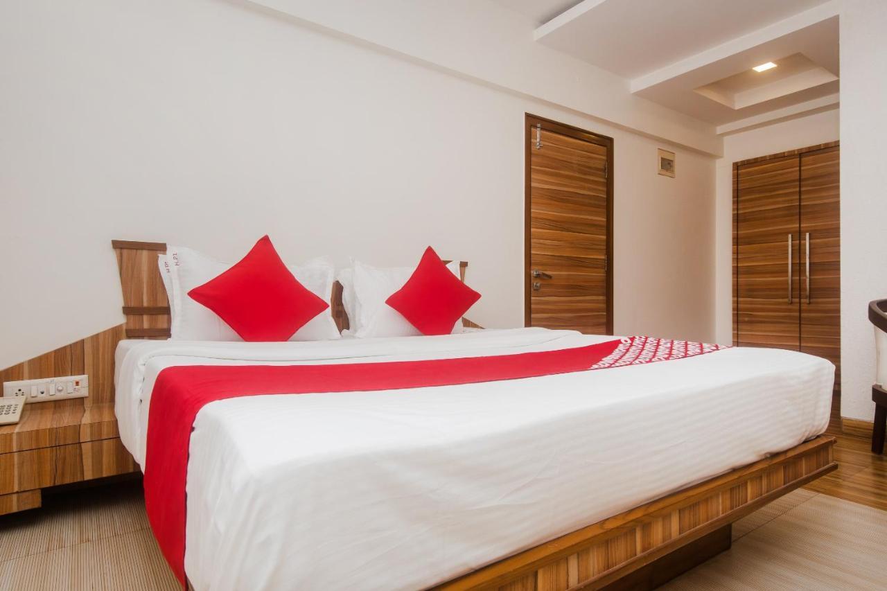 Vaccinated Staff - Capital O 13823 Hotel Praveen International Ulhasnagar Екстер'єр фото
