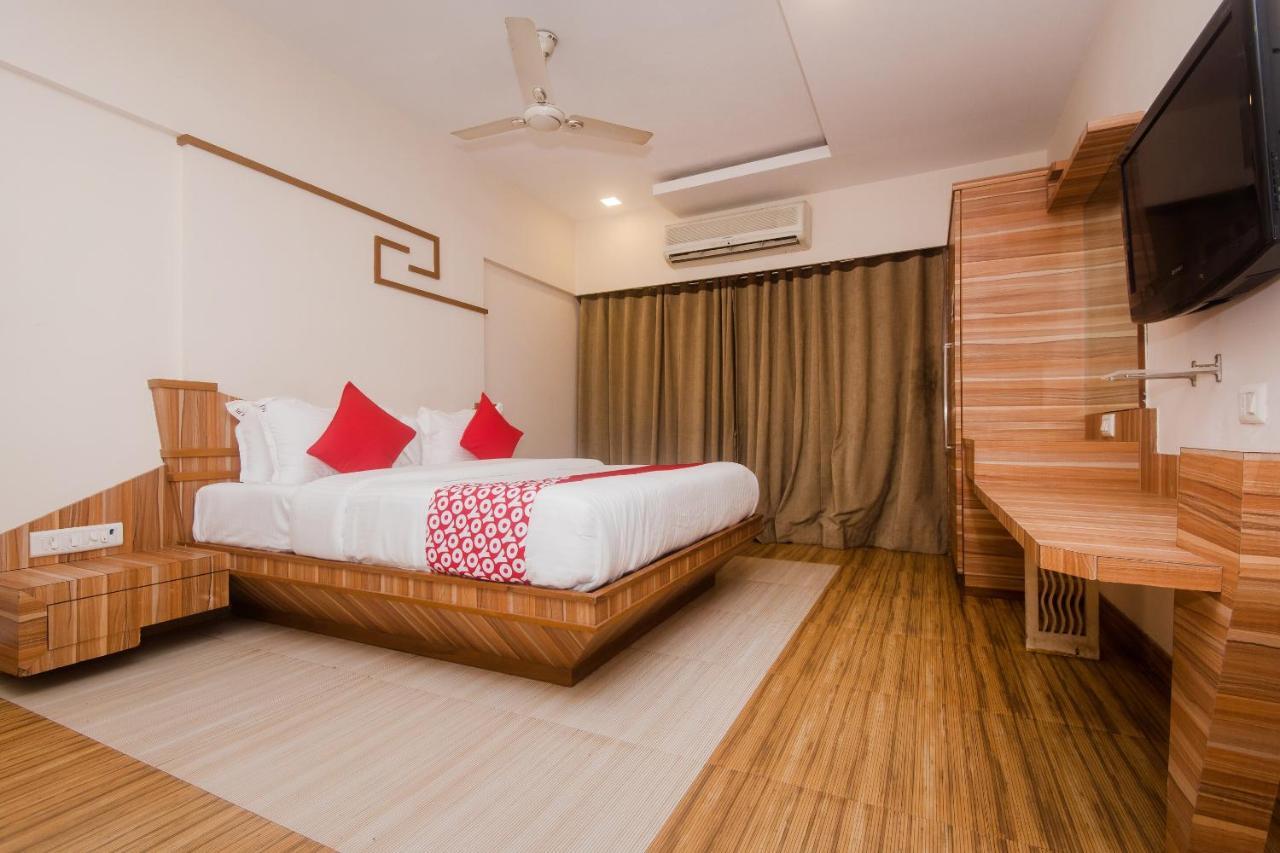 Vaccinated Staff - Capital O 13823 Hotel Praveen International Ulhasnagar Екстер'єр фото