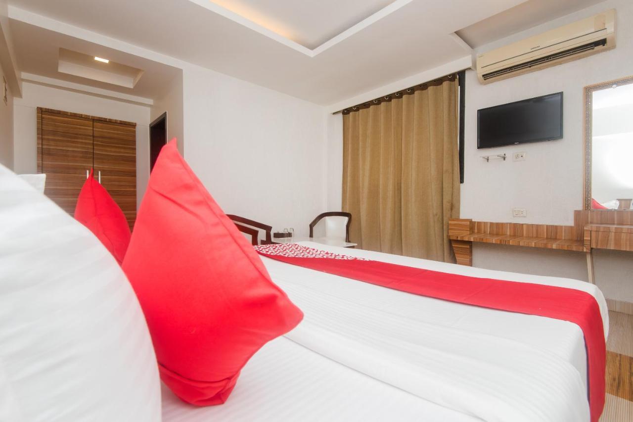 Vaccinated Staff - Capital O 13823 Hotel Praveen International Ulhasnagar Екстер'єр фото