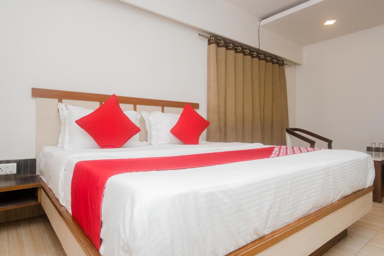 Vaccinated Staff - Capital O 13823 Hotel Praveen International Ulhasnagar Екстер'єр фото